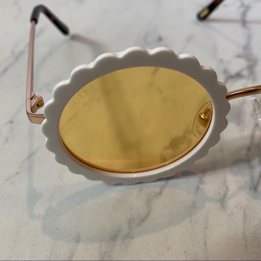Diff Eyewear • Dixie White Flower Sunglasses - Picture 6 of 9